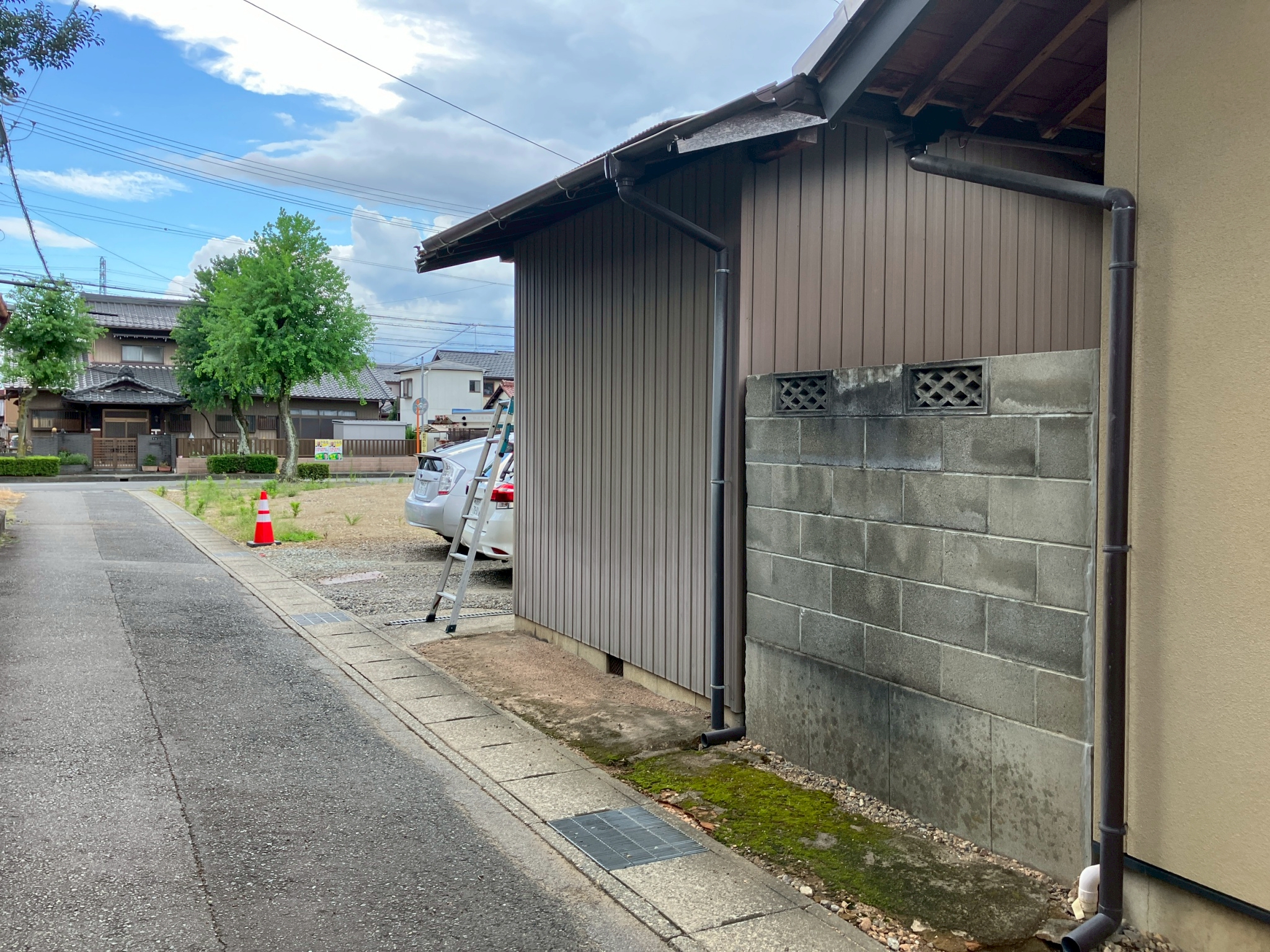 本巣市｜運送トラックがぶつかって道路沿いの屋根が破損！雨樋がズレて交換が必要に